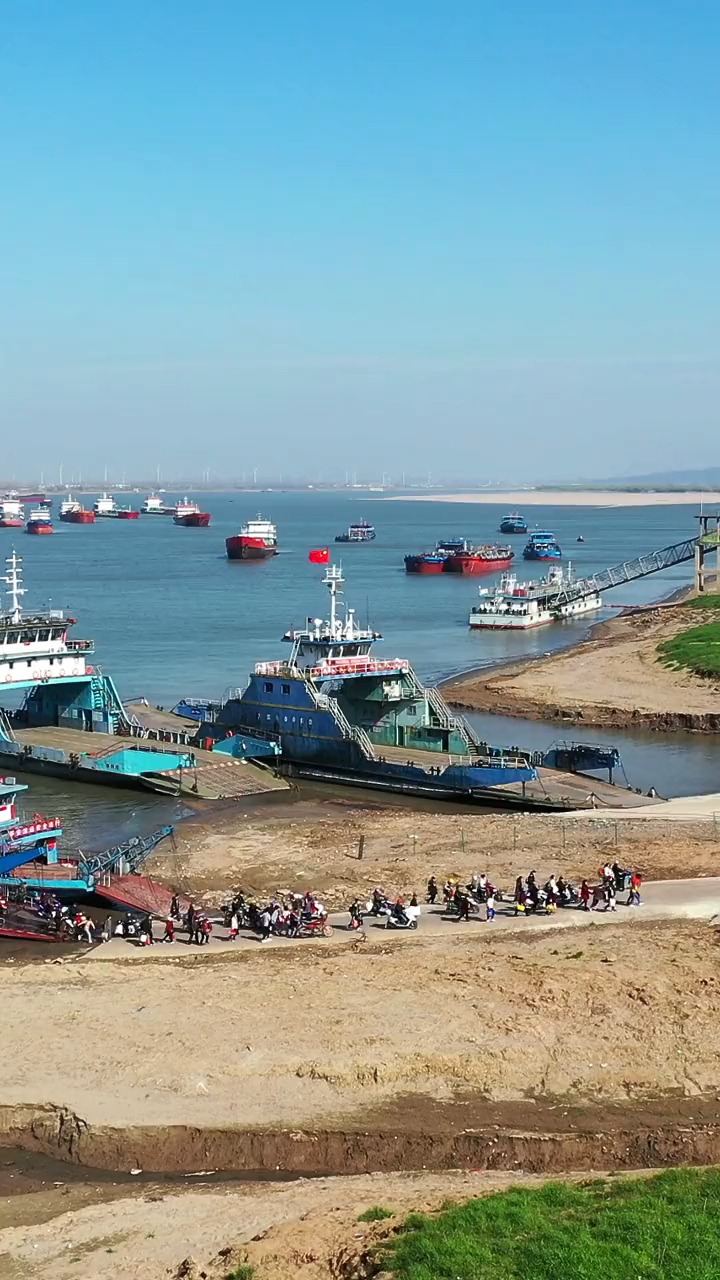 长江边上的江洲渡口,还能体验到轮渡#风景