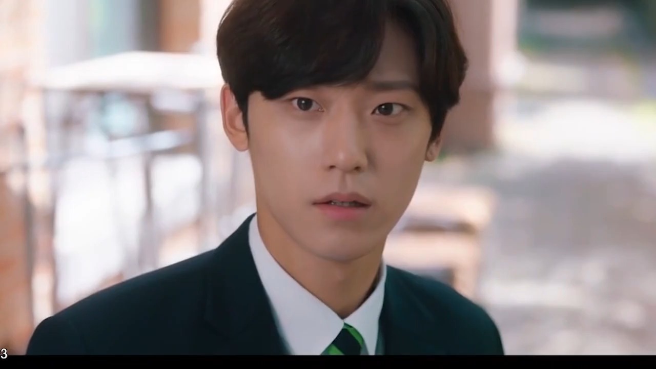 男主重返十八岁回学校居发现自己女儿在抽y,本想让老师批评一下,却没