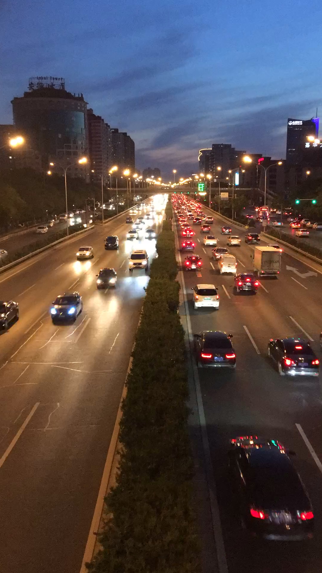 城市的夜晚霓虹灯璀璨,点亮黑夜赶不走孤单