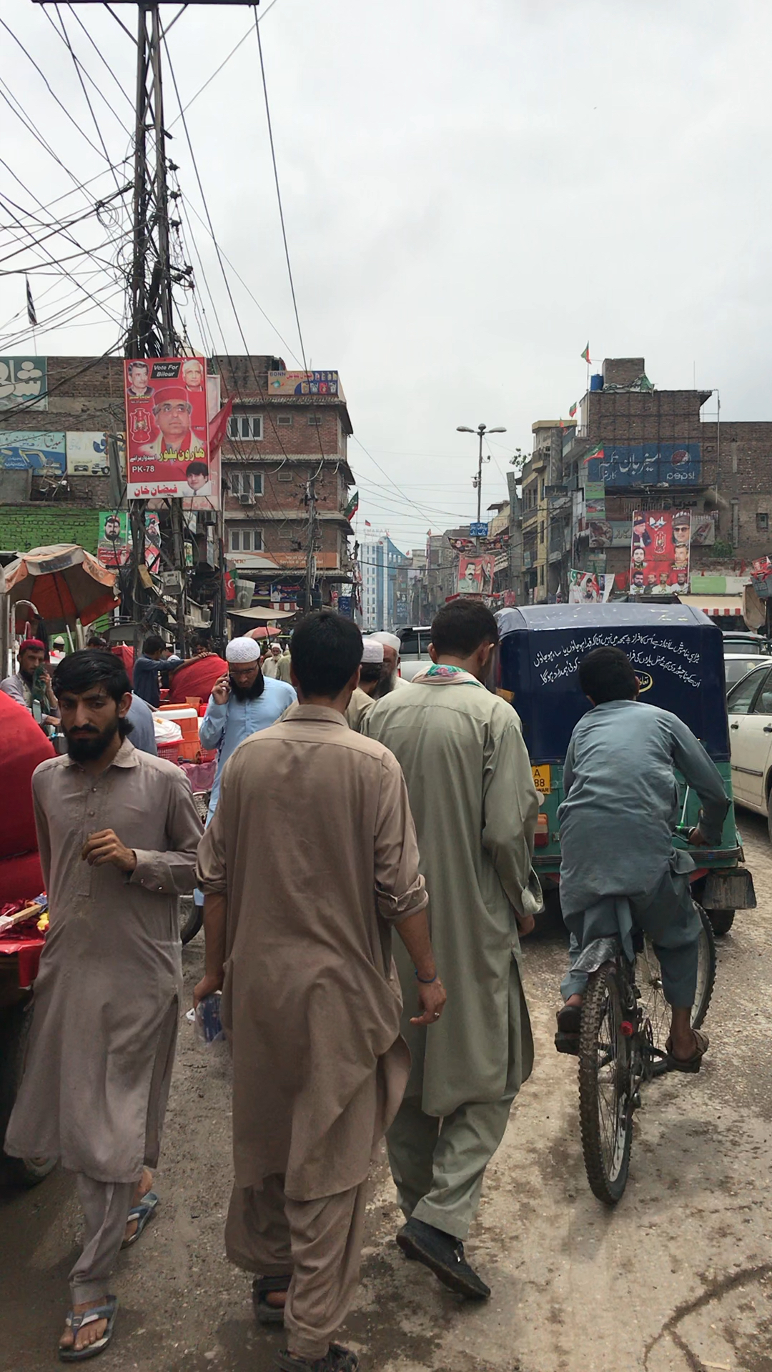 白沙瓦街头,人来人往