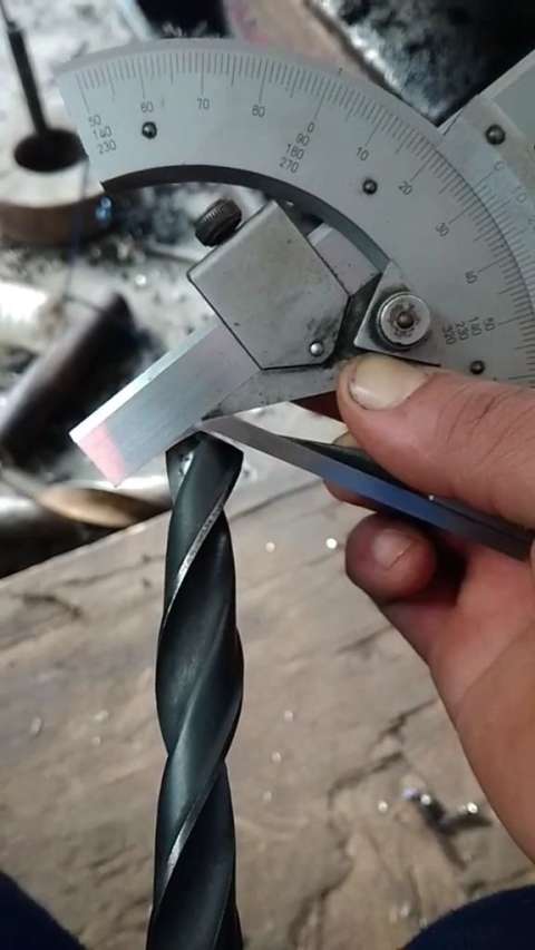 今天厂里磨钻头比赛,徒弟获得全厂第一名,钻头的检验标准是角度正确排
