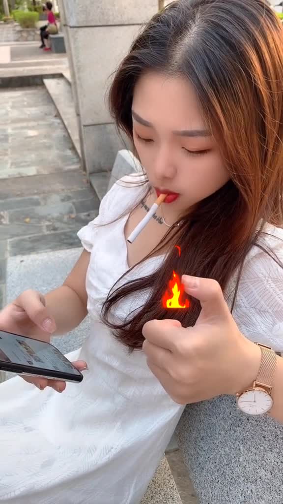 抽烟的姿势比谁都帅,可是见到了老爸,吓的烟都拿不住.