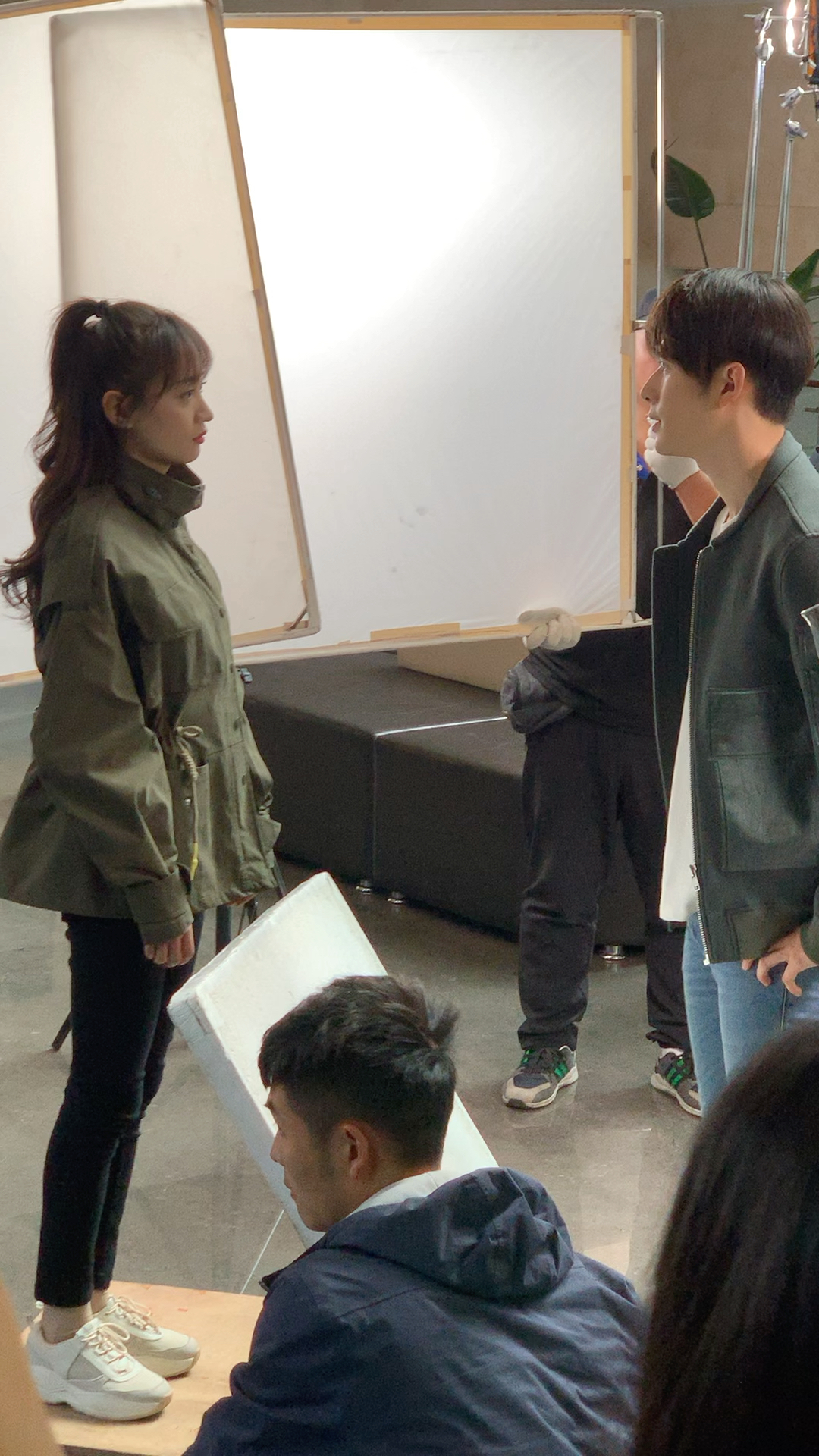 陈学冬和黄婷婷拍戏 身高不够怎么办?看看黄婷婷脚底下是什么