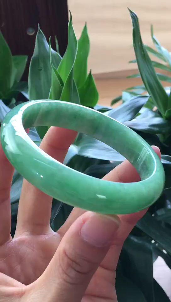58圈水润满绿翡翠手镯 编号118070 300874 尺寸57.9*13.0*7.2mm
