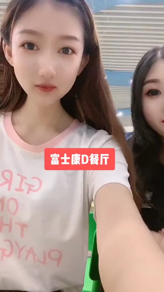 富士康上班的小姐姐,每天上班十二个小时,一月工资才五千