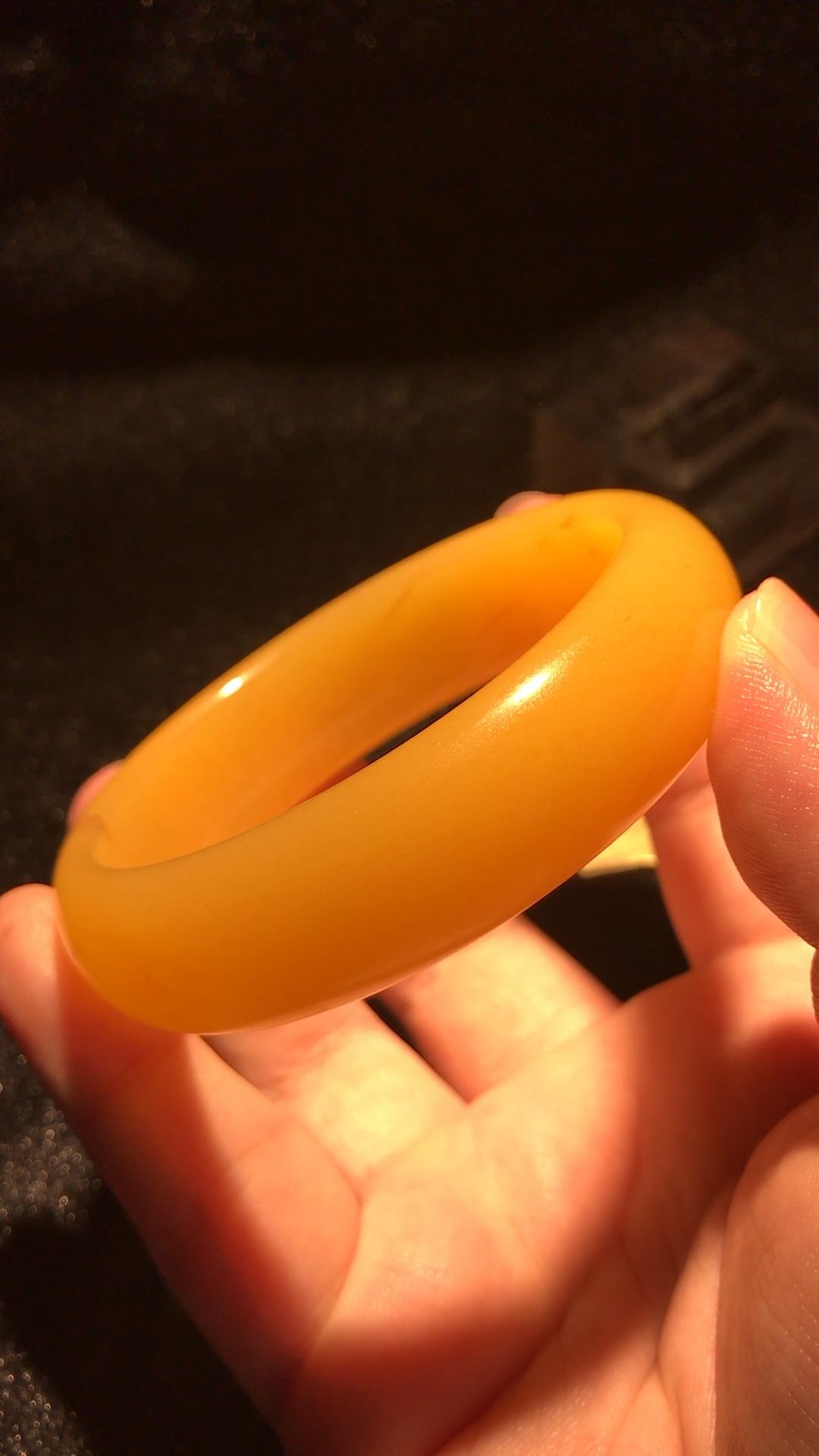 新疆金丝玉手镯58圈满鸡油黄,带水草纹,节日特惠5989215