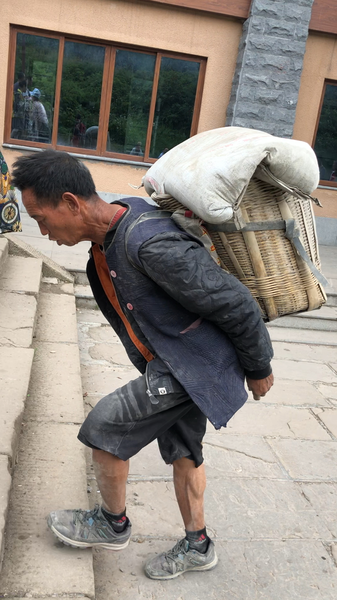 峨眉山上的挑夫,水泥的搬运工,每担200斤,要上2公里的台阶,仅20元一趟