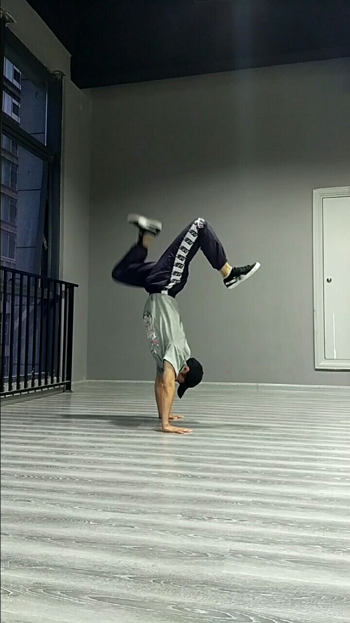 挑战街舞倒立双手跳难度