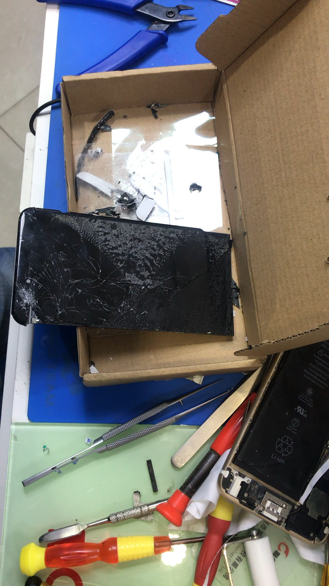 差一点就内爆了,小哥哥小姐姐们,以后生气不要再砸手机了,你们要花钱