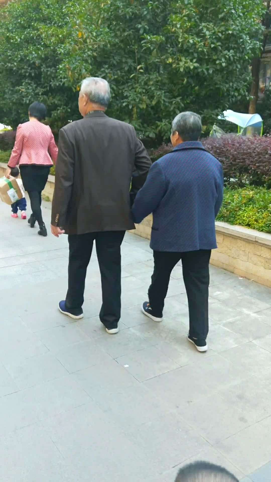 小区遇见花甲老人幸福手拉手.等我们到了这个年纪你会不会这样拉着我?