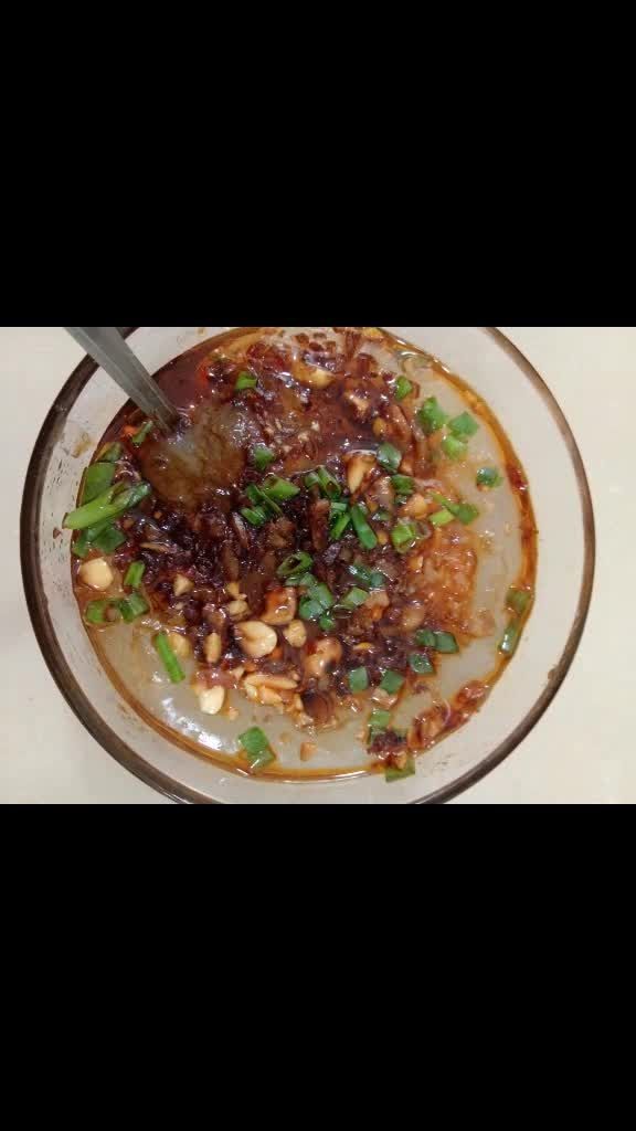 刚刚出锅的热凉粉!我们南充地区的特色小吃!