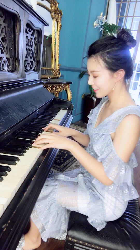 女孩子弹钢琴真的优雅,气质哦