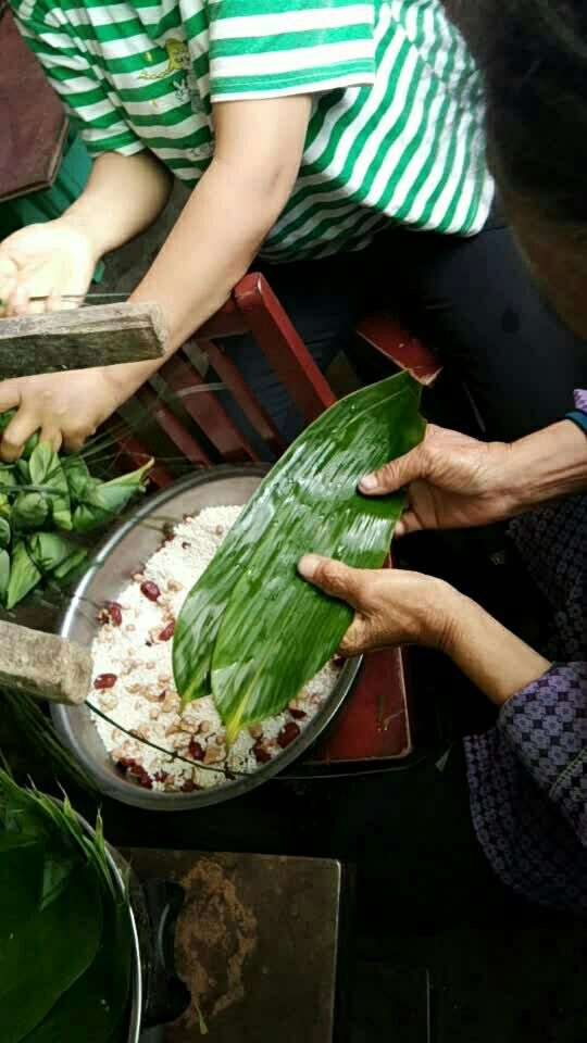 家里奶奶包粽子