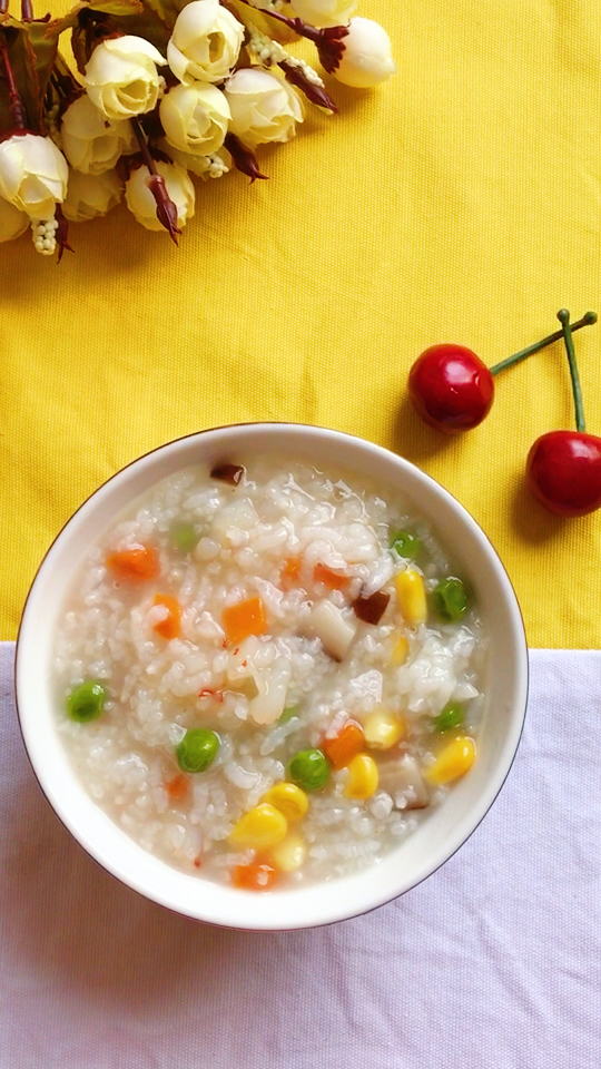 「五彩虾仁粥」早晨如果能给宝宝搭配一碗热粥,绝对可以起到唤醒宝宝