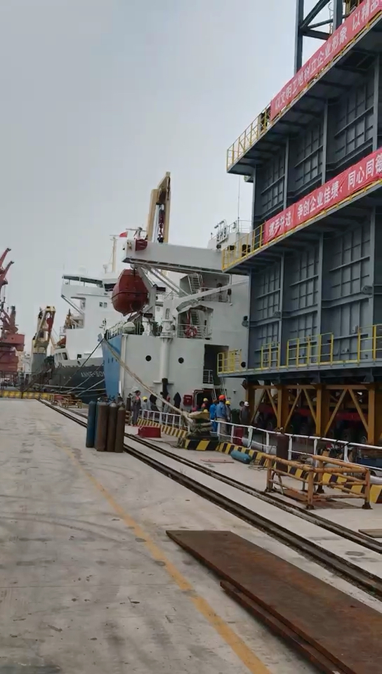 超大型设备码头滚装装船,33*33*28米,重1400吨!