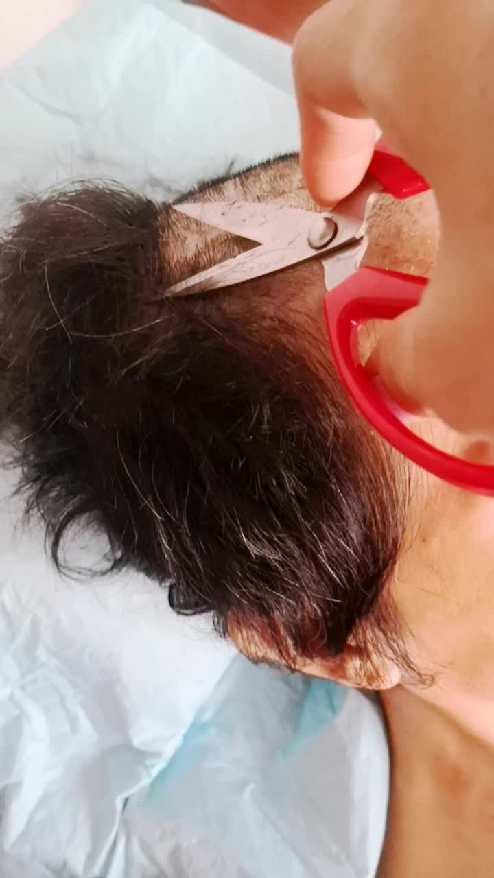 婆婆头发长了,晚上洗澡不好洗,剪个平头去,05,别怪我剪得难看哦