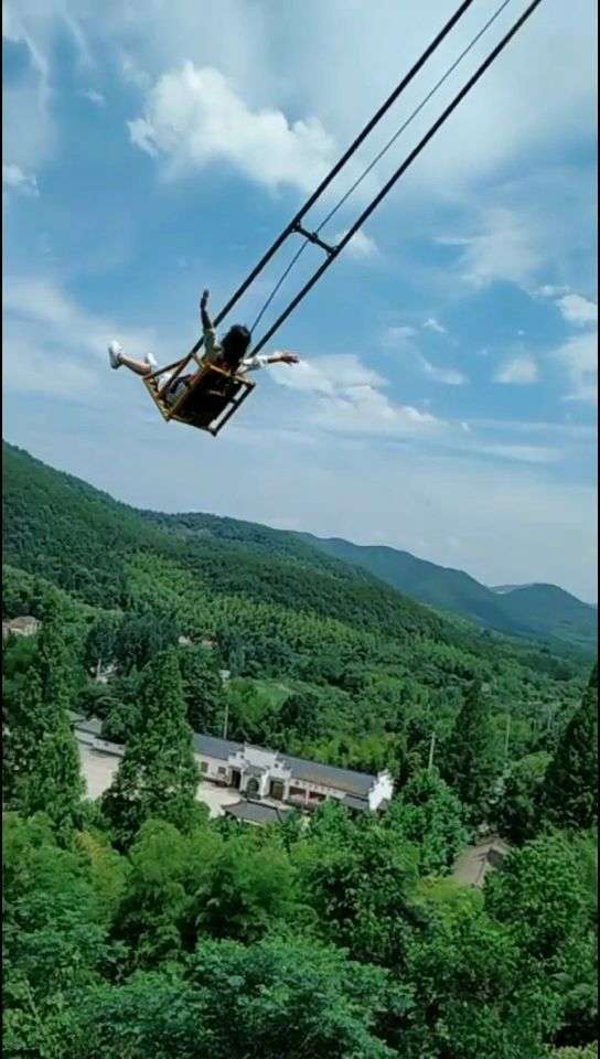 92 92 92  网红高空秋千,逍遥自在,简单快乐!