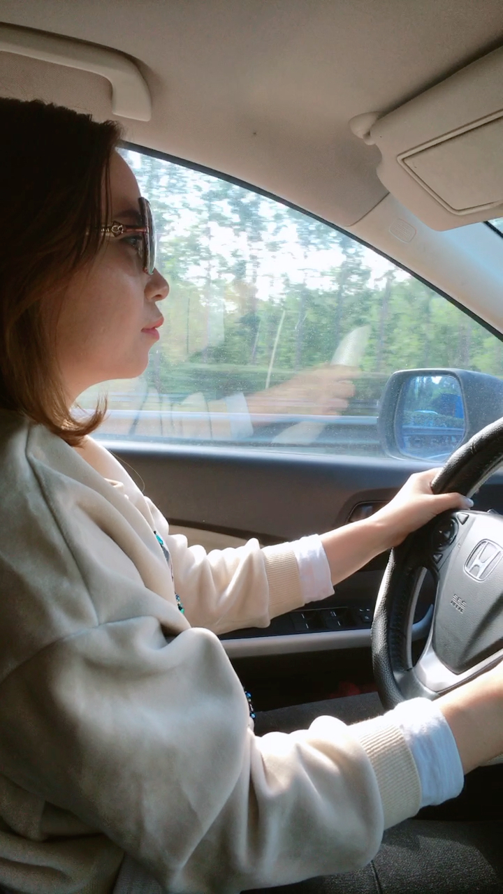 美女开车,酷毙了