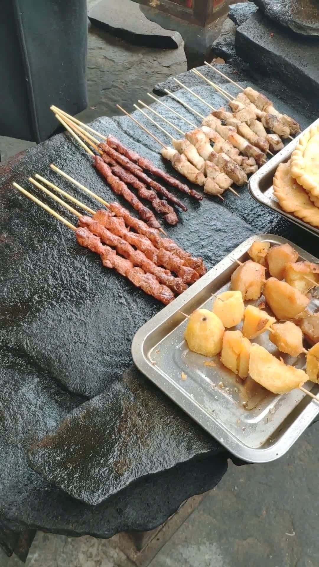 珞巴族石板烤肉和酥油奶茶,要不要试试?