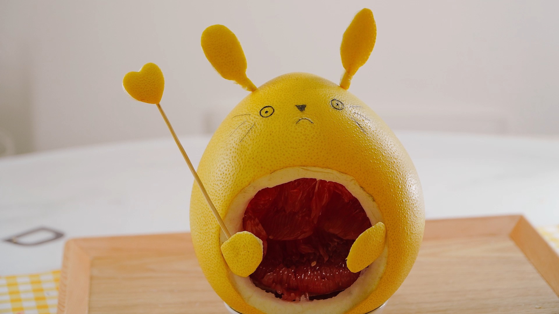 高颜值柚子果盘,抱抱熊和龙猫,你喜欢哪个? #柚子抱抱熊