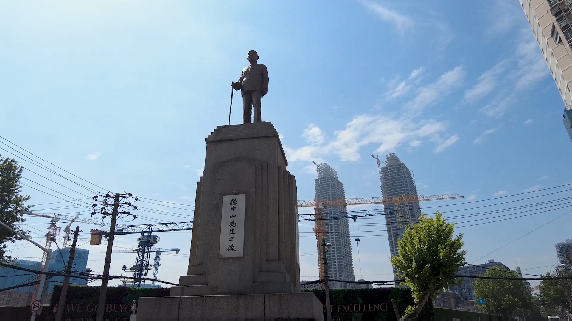 打卡汉口铜人像,这个地方老武汉人叫铜人巷