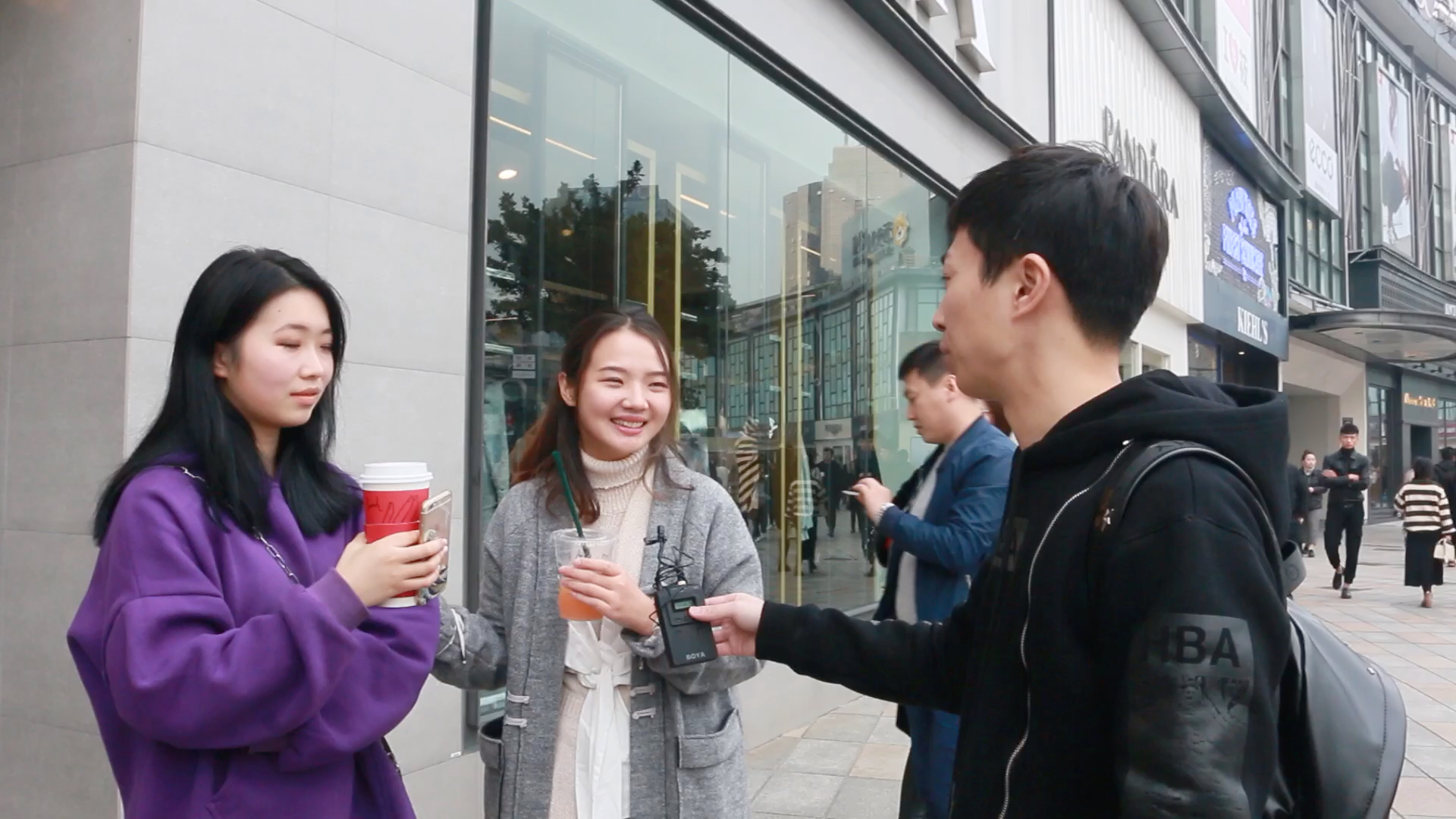 街头采访问了小姐姐一个害羞的问题,小姐姐的回答让摄像大哥惊呆了!