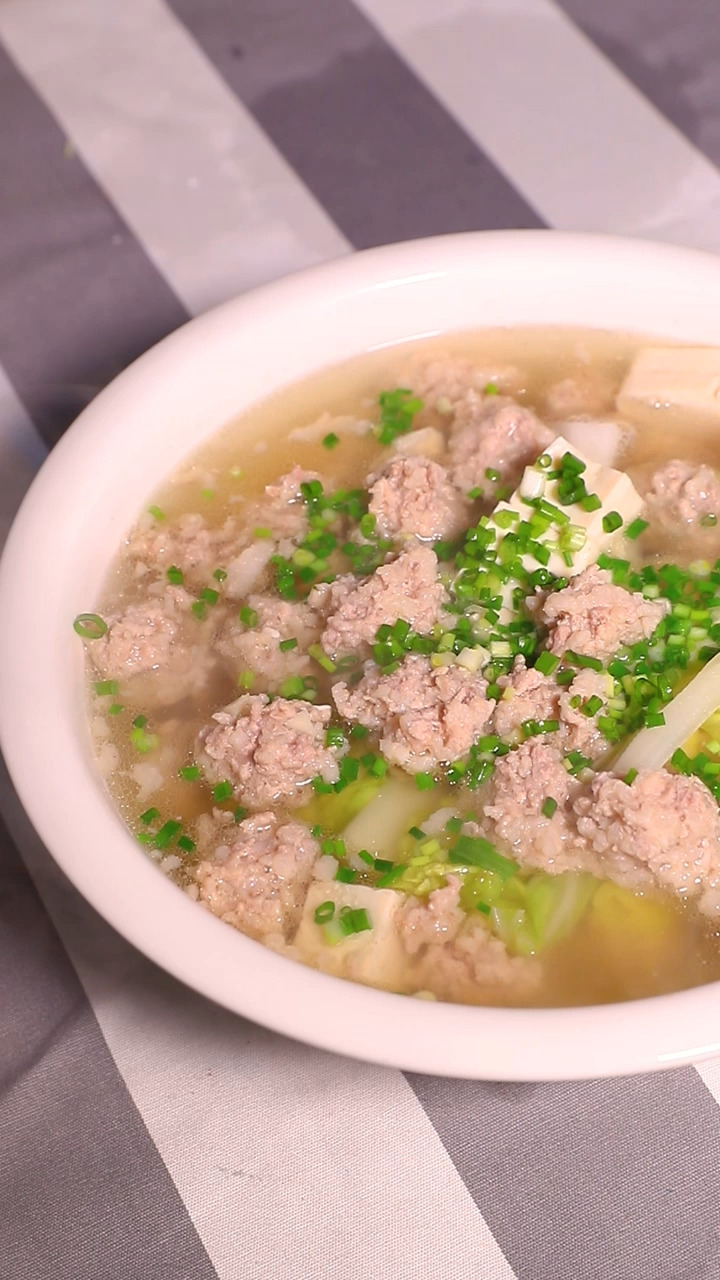 天冷了,一口白菜豆腐肉丸汤暖心暖胃.