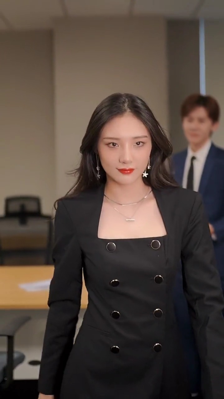 身为金牌秘书,美貌和智慧要并存