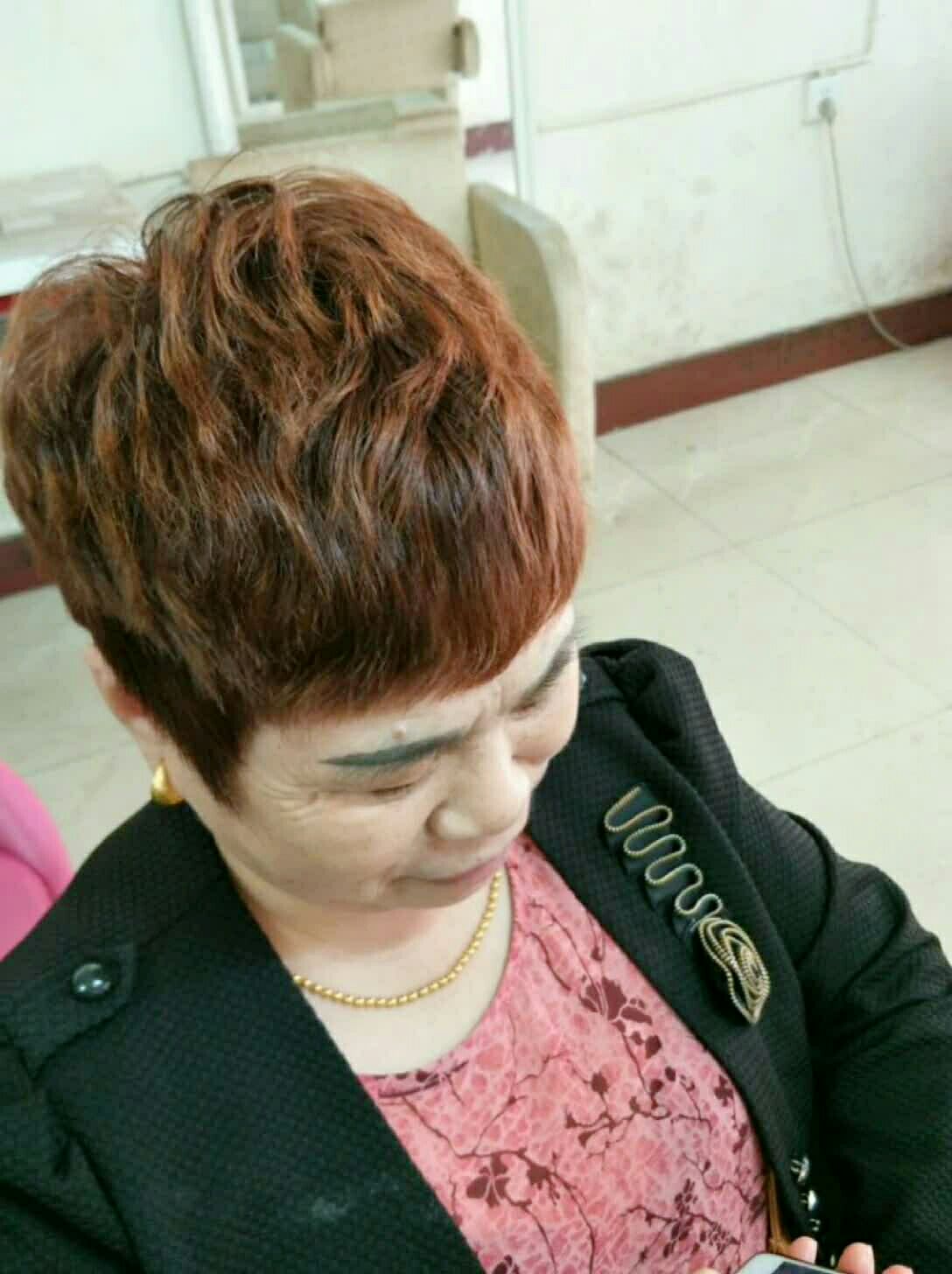 色彩 烫发 #听说这样的发型阿姨们都挺喜欢的.你喜欢吗?