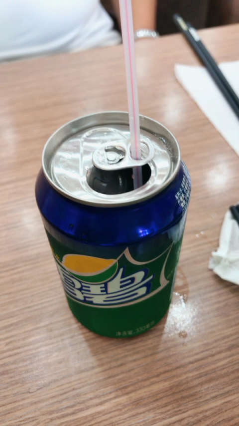 这才是汽水插吸管的正确打开方式,学到新技能,心情美美哒