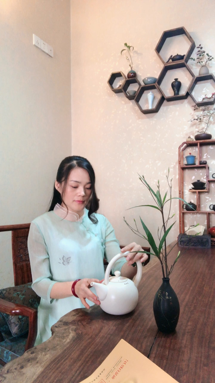 愿秋风,带走人世间的悲凉,留下岁月凝脂的芬芳,淡若茶香,余韵悠长,我