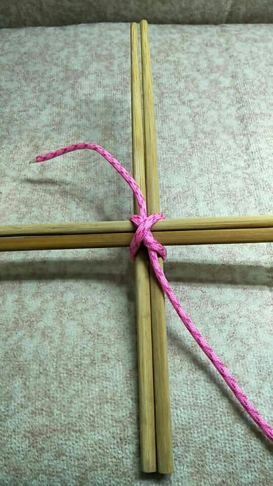 十字横梁结,可用编织菜园果园的篱笆,或是用来捆绑交叉货物.实用美观