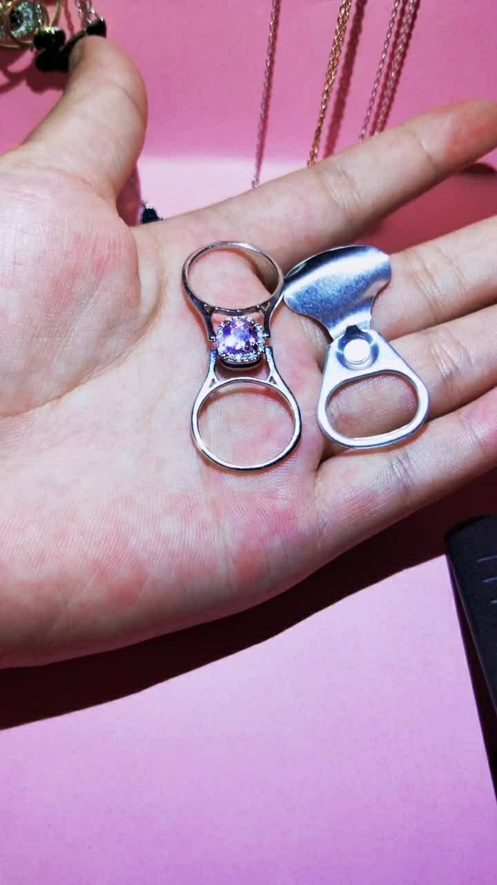 当初男朋友拿易拉罐向我告白 现在拿大戒指和我结婚 我很幸福