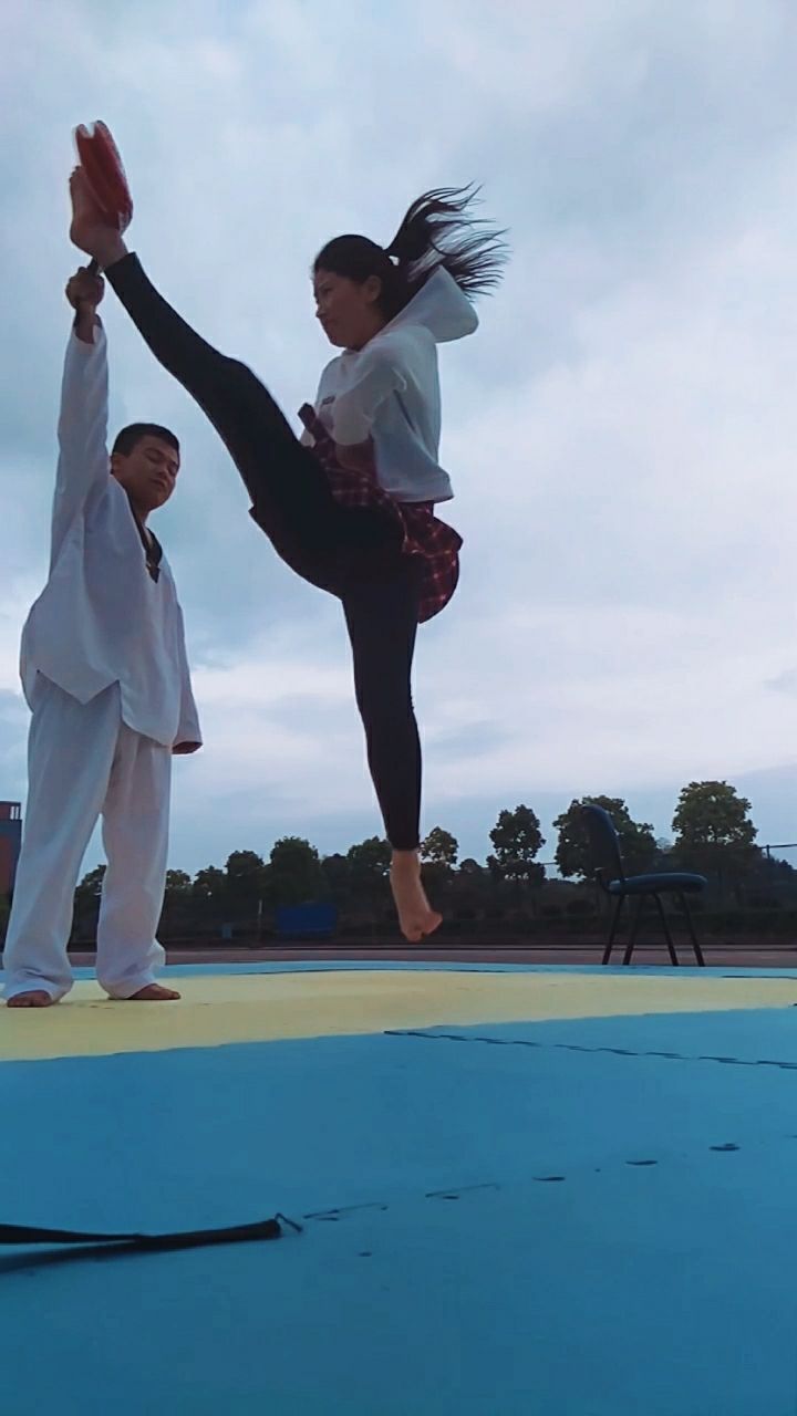 跆拳道妹纸腾空前踢很飘有木有