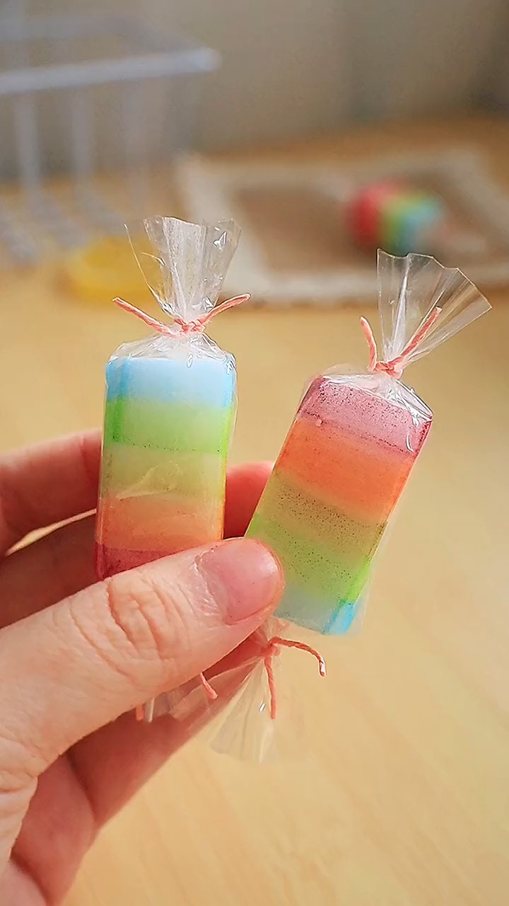 用妈妈厨房里不要的海绵做好玩的解压彩虹棉花糖捏捏乐