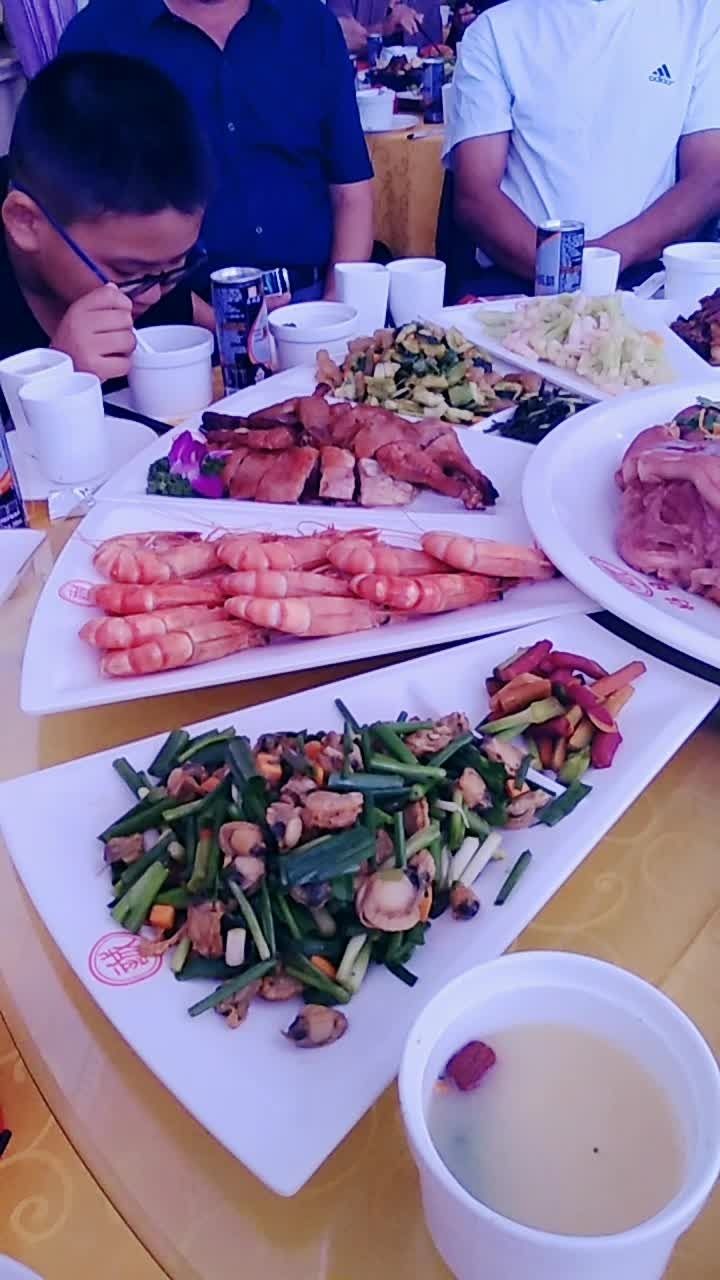 山珍海味样样有,咱今儿个农村吃个酒席还输城里?