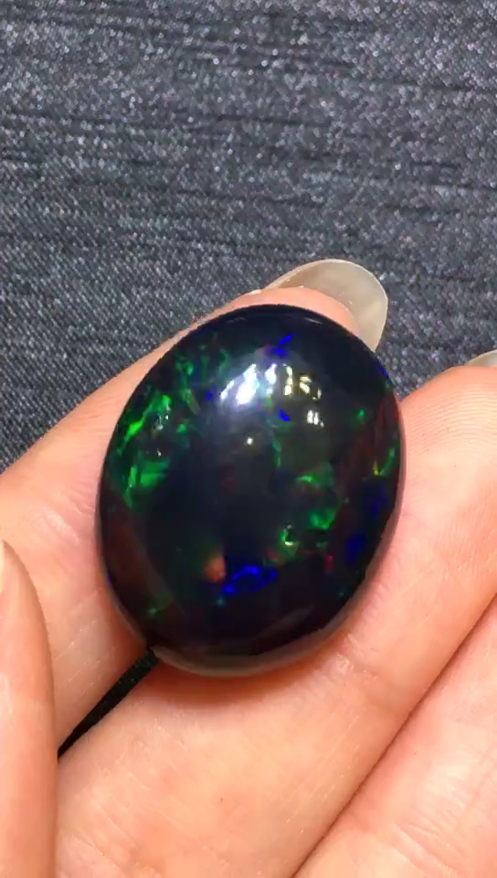 黑欧泊,火彩超棒,彩虹96般色彩,规格:26.2/21/9.9重:25.015克