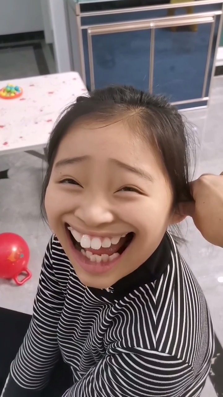 孩子的苦笑的表情真的是太吓人了!#正确教育的力量