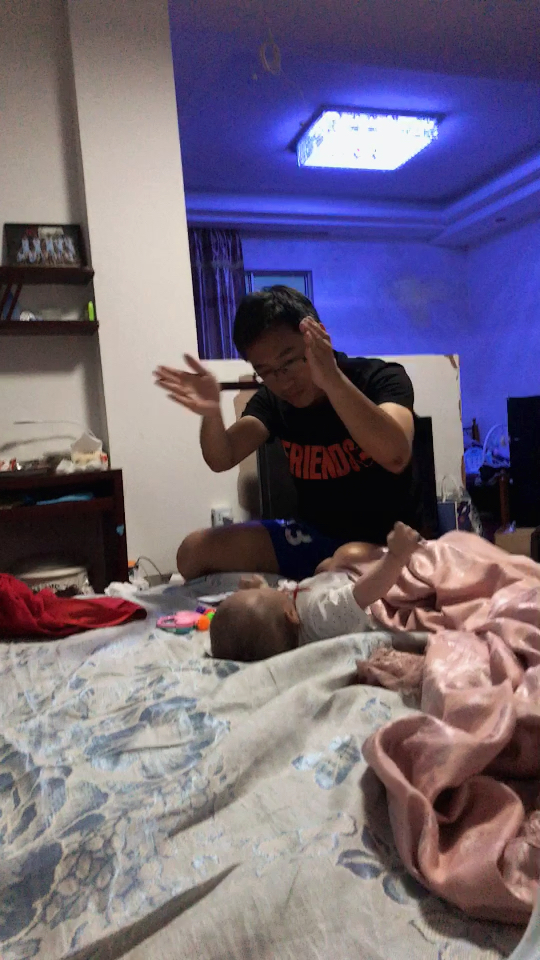 傻爸爸系列之:哄小孩跟地震一样哈哈哈