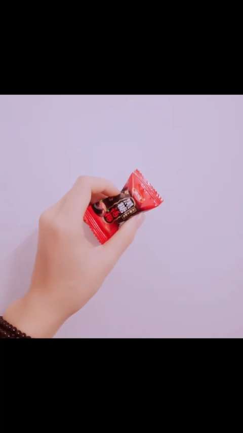 心情不好的时候 就吃颗糖,一颗不够 那就两颗,反正,我有的是糖