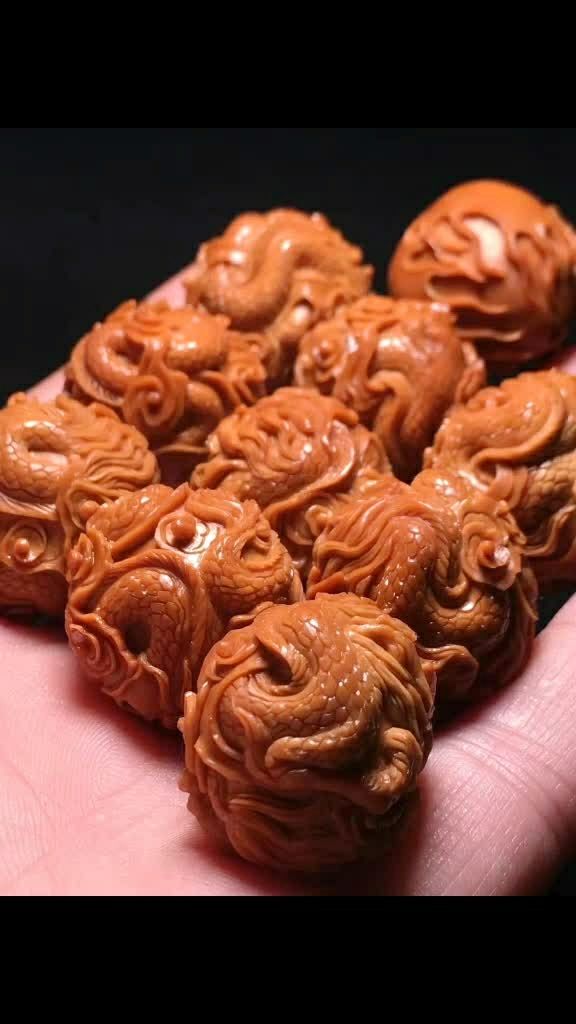 一休阁核雕:陈素林大师作品,九龙戏珠,尺寸:2.2×2.