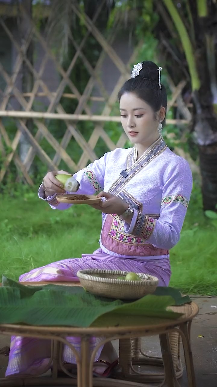 傣族姑娘依光扁 万物皆可蘸