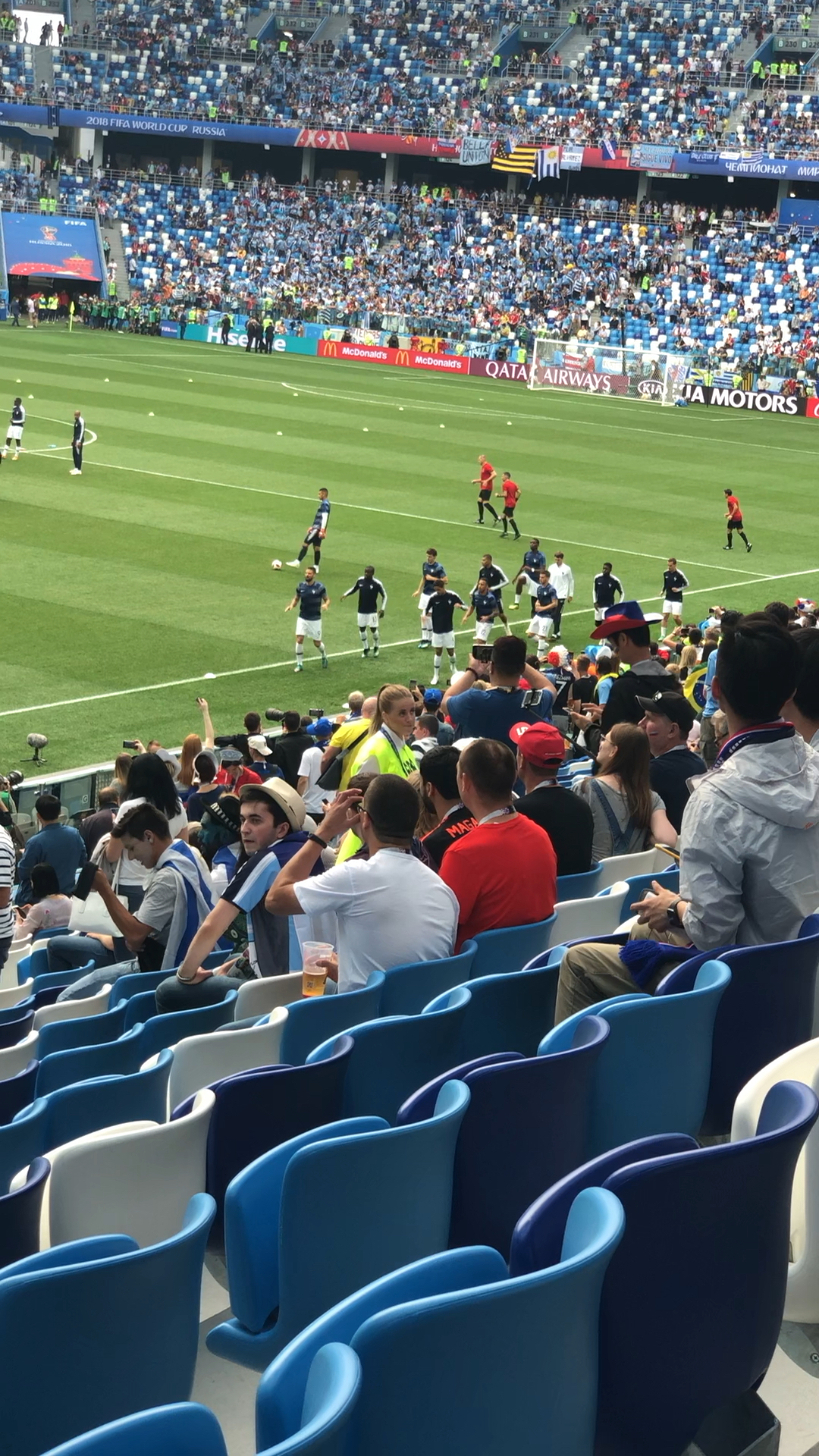 世界杯企鹅号报道团:前排观众太幸福了,超近距离接触4亿法国巨星赛前