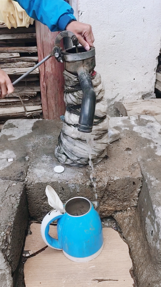 亚青寺手动抽水,是农村的娃都使过!