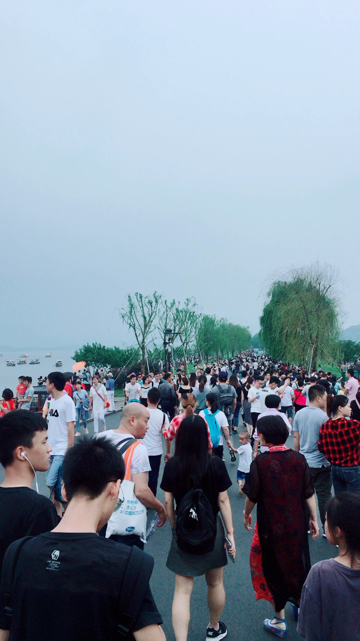 人山人海的西湖