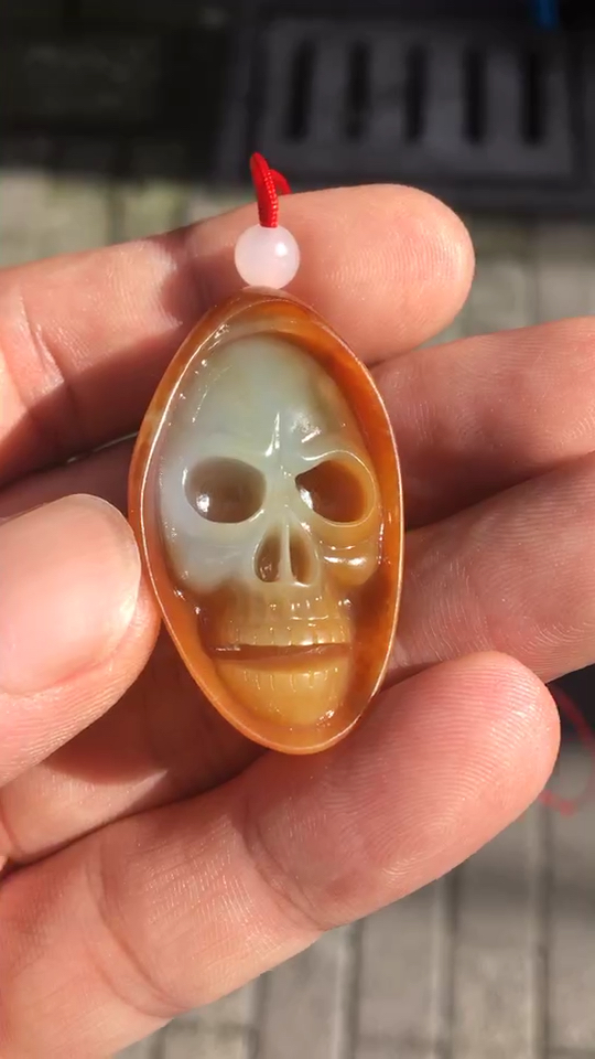 利用枣红皮巧雕披风.