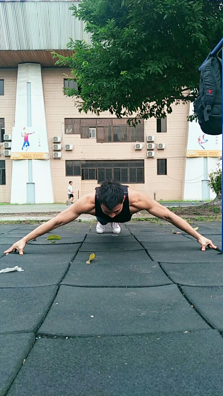 半下式蜘蛛俯卧撑,没有完全下去的动感!