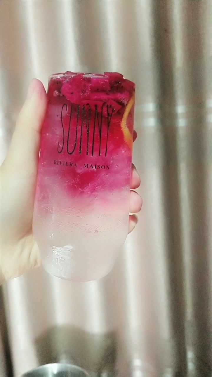 胭脂柠檬气泡水,这么热的天气是不是特别想来一杯@{uid