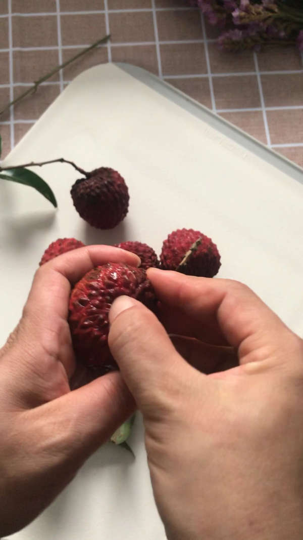剥荔枝,还是这方法好用!来吧,我负责剥,你们负责吃!