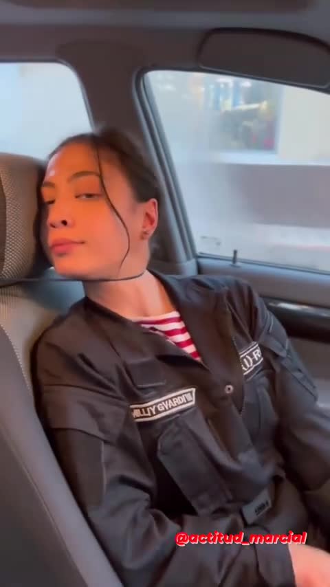 美女演示车上被套绳勒脖子时的对应方式你觉得如何